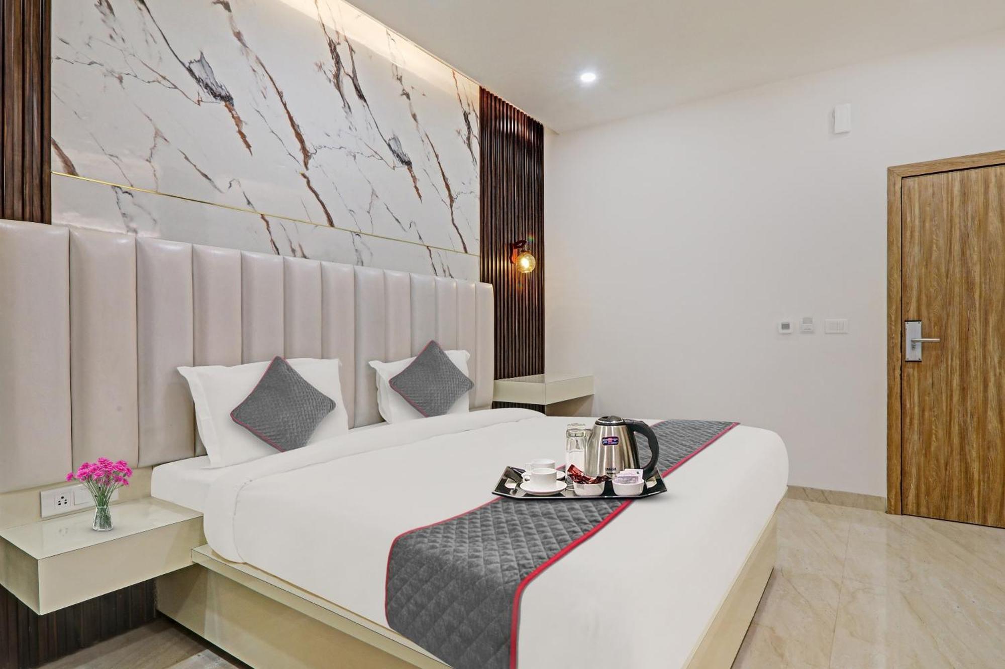 Super Townhouse Hotel Impact Chinhat Bagian luar foto