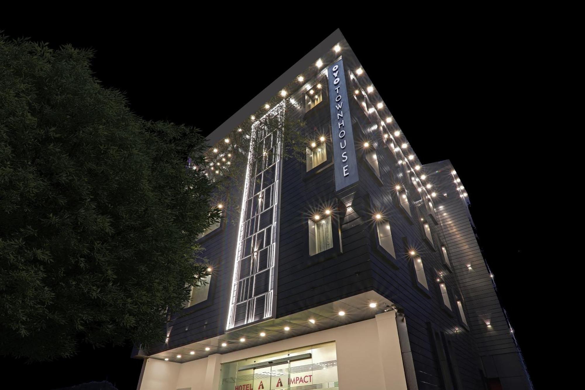 Super Townhouse Hotel Impact Chinhat Bagian luar foto