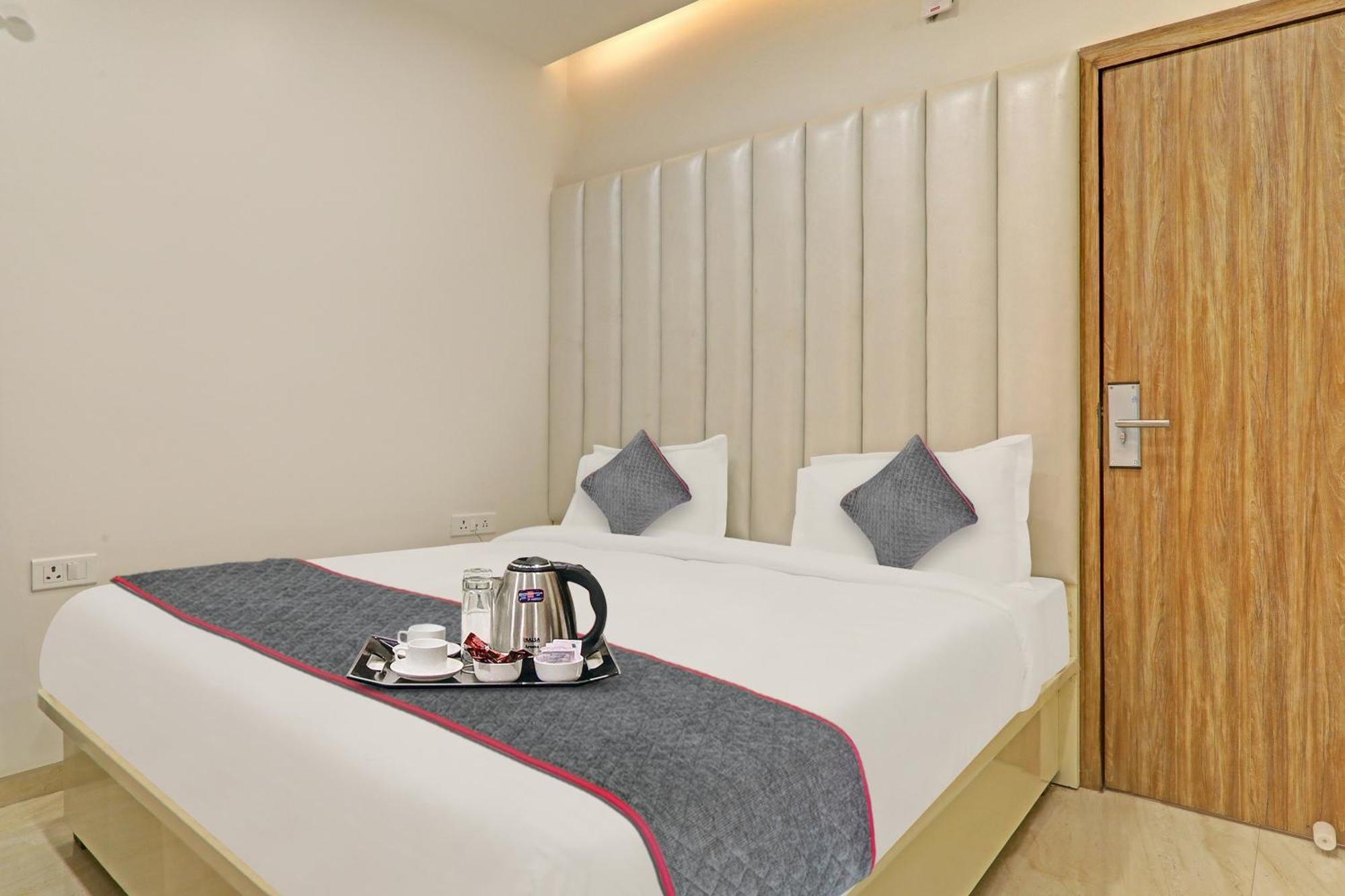 Super Townhouse Hotel Impact Chinhat Bagian luar foto