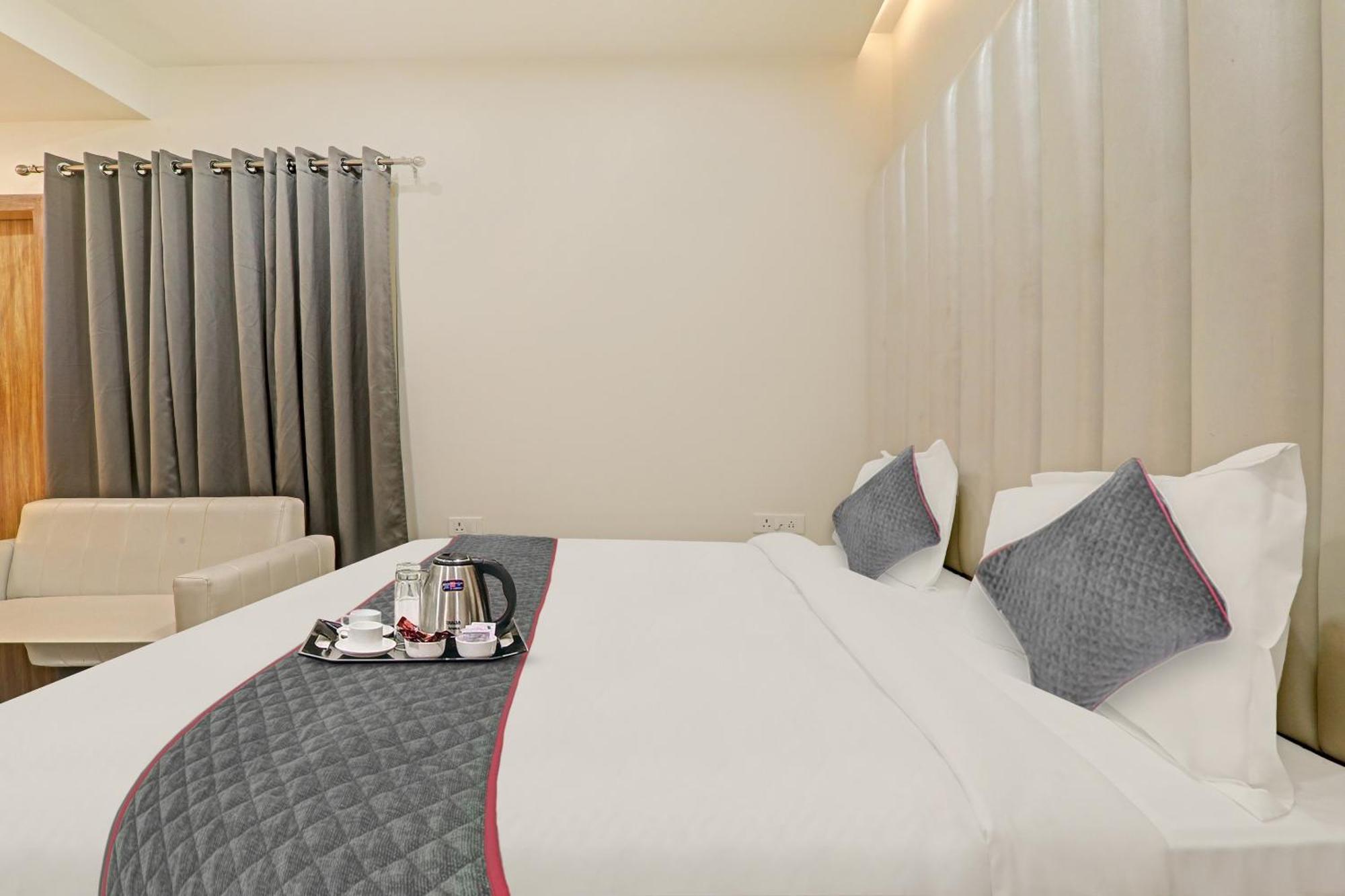 Super Townhouse Hotel Impact Chinhat Bagian luar foto