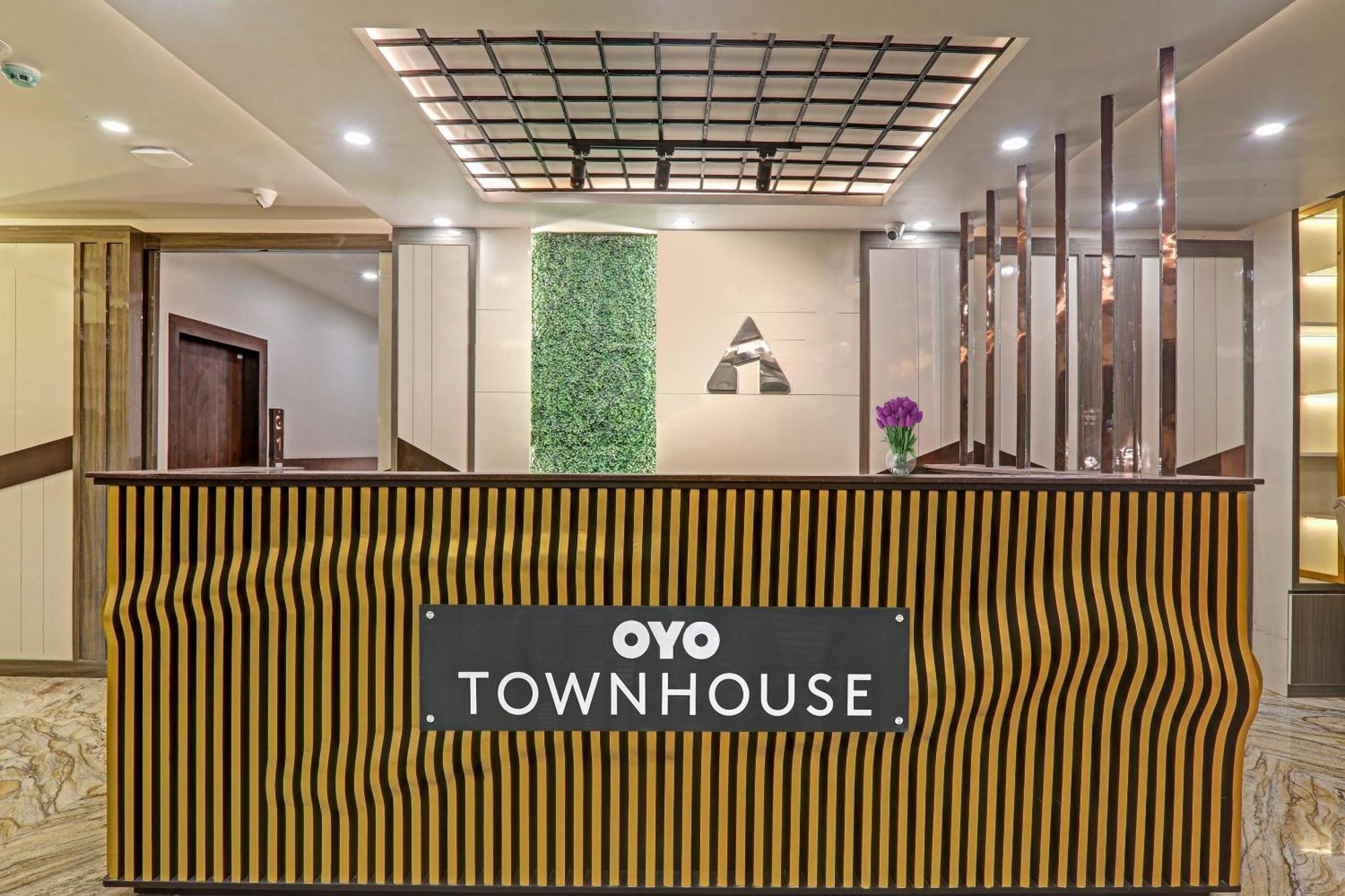 Super Townhouse Hotel Impact Chinhat Bagian luar foto