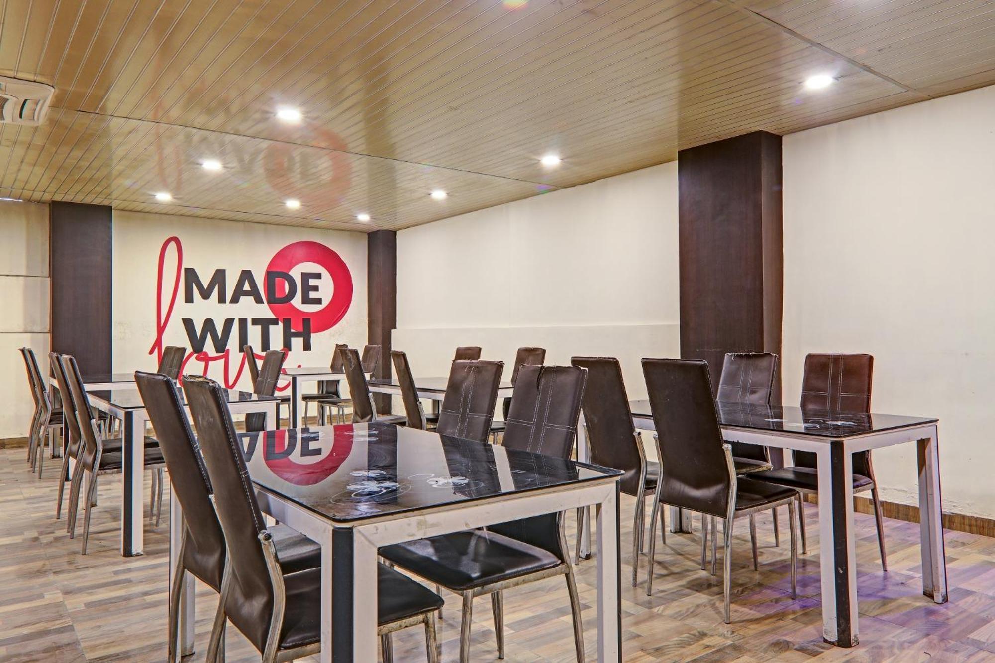 Super Townhouse Hotel Impact Chinhat Bagian luar foto