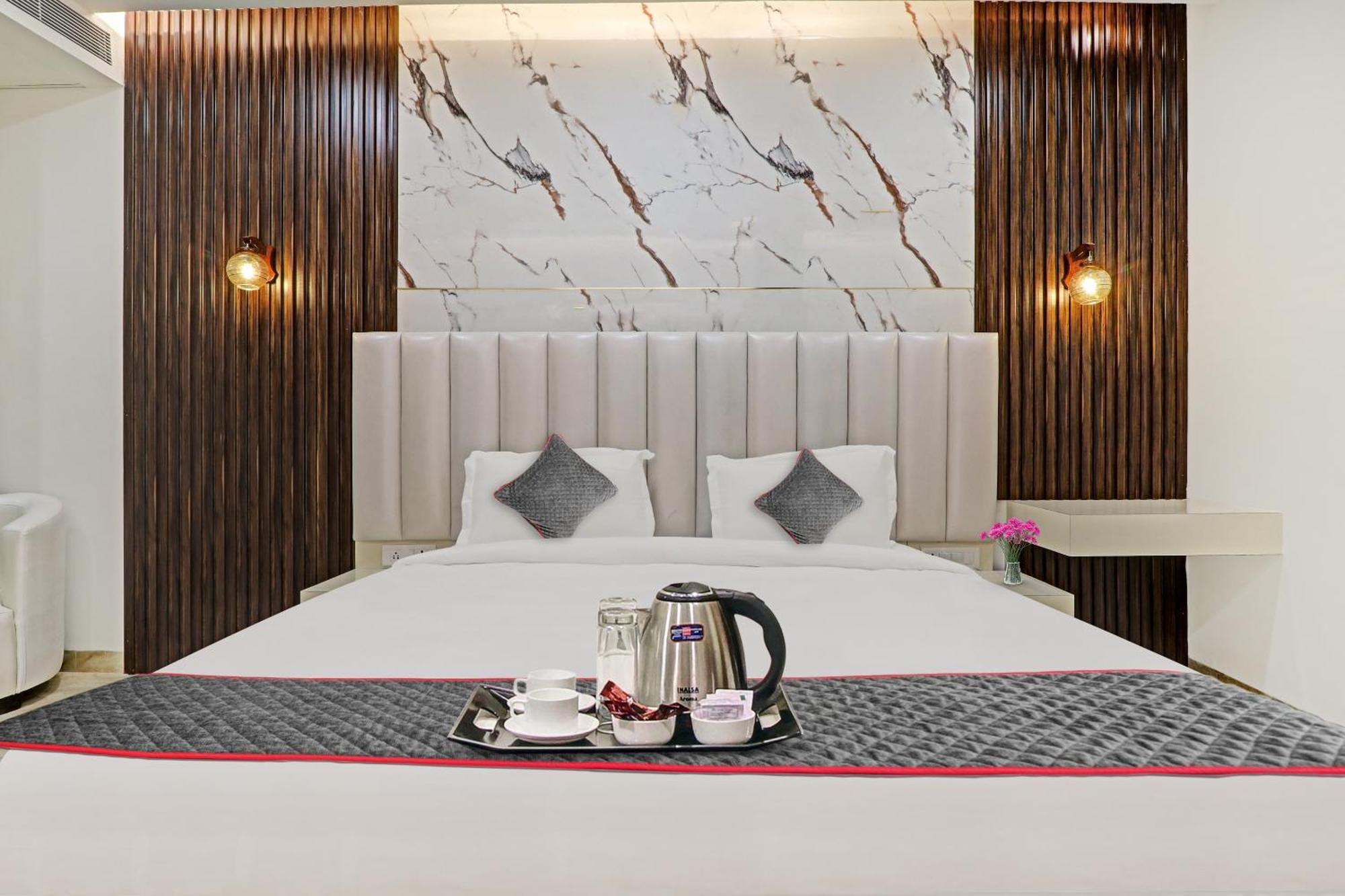 Super Townhouse Hotel Impact Chinhat Bagian luar foto