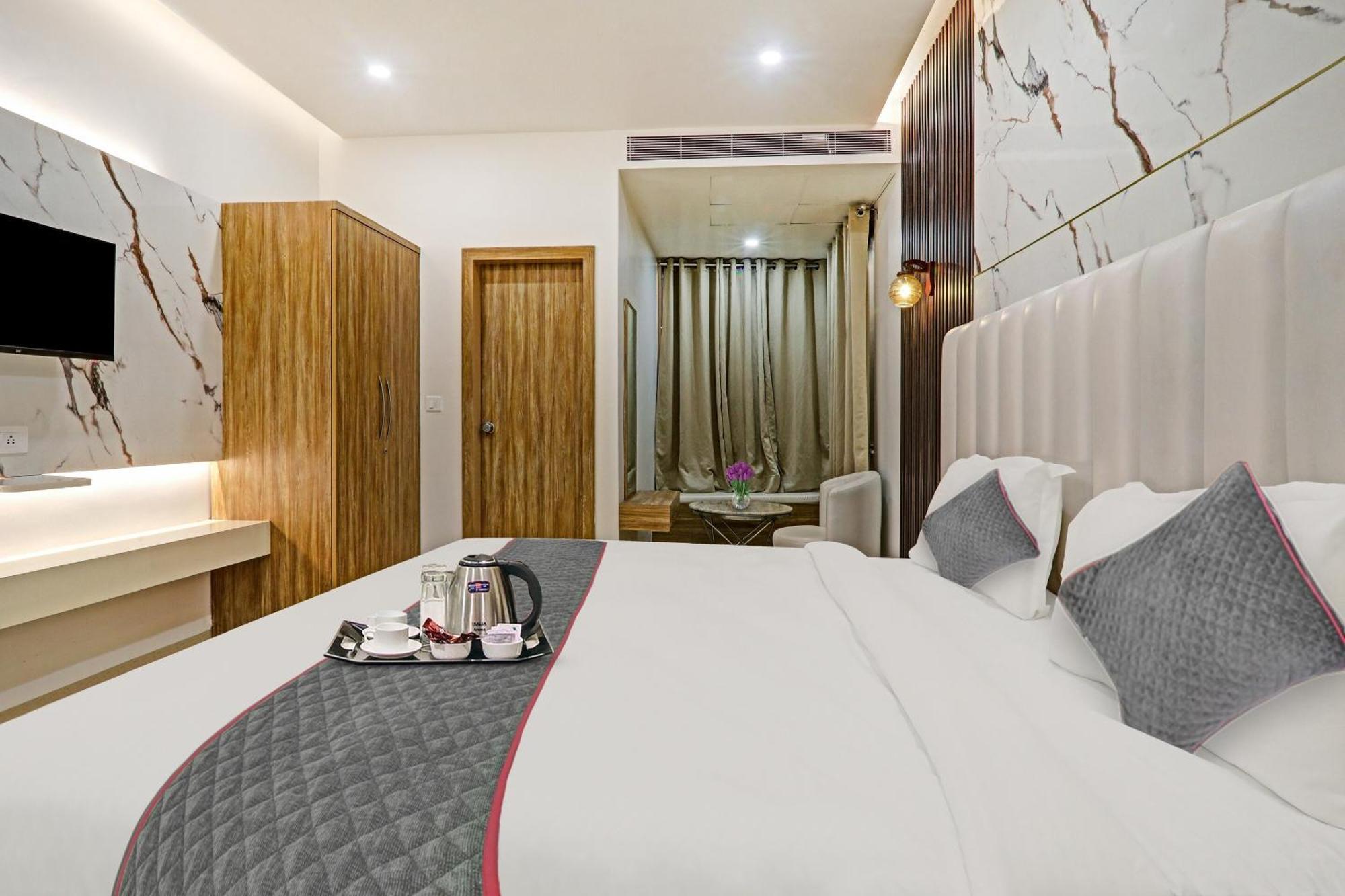 Super Townhouse Hotel Impact Chinhat Bagian luar foto