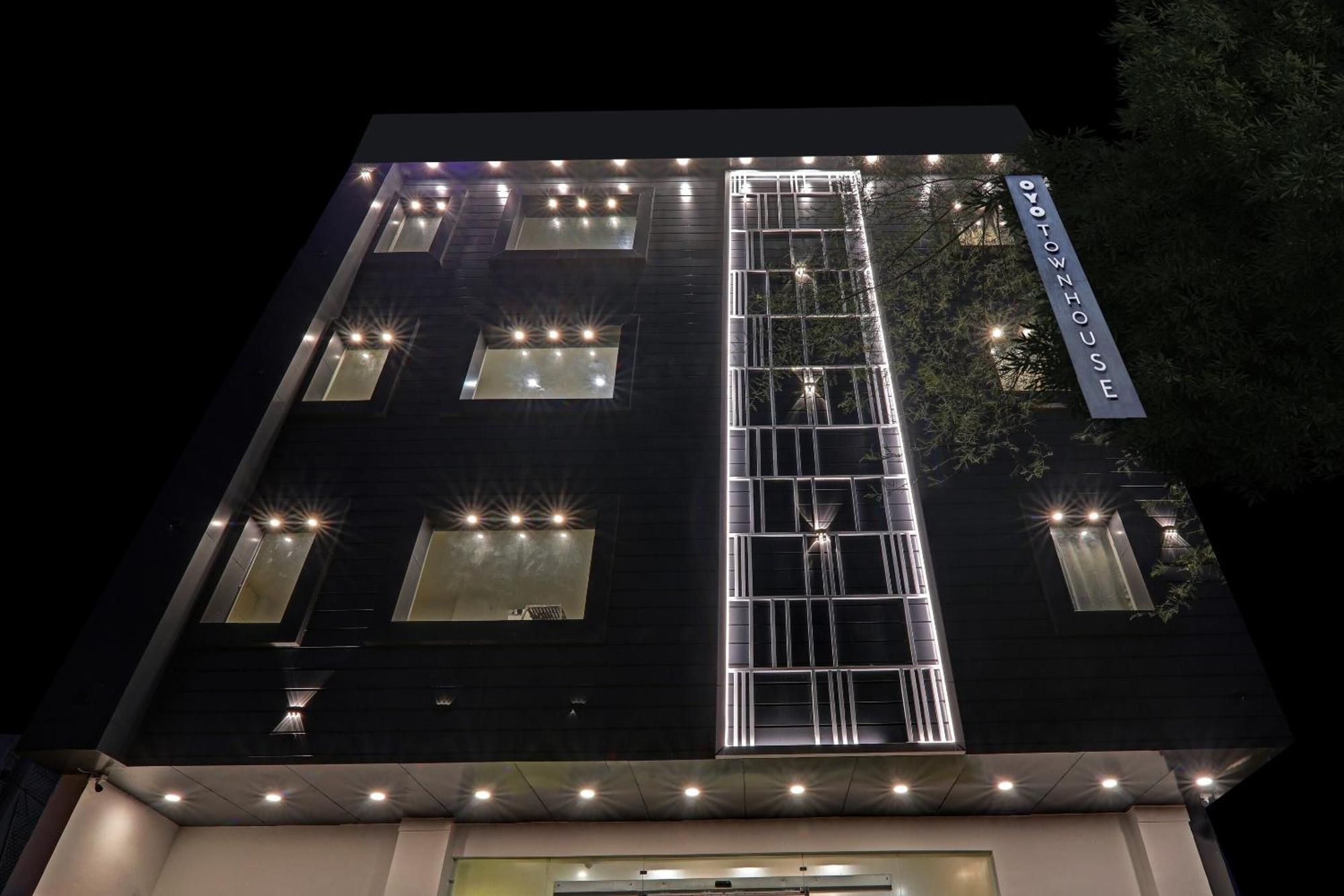 Super Townhouse Hotel Impact Chinhat Bagian luar foto