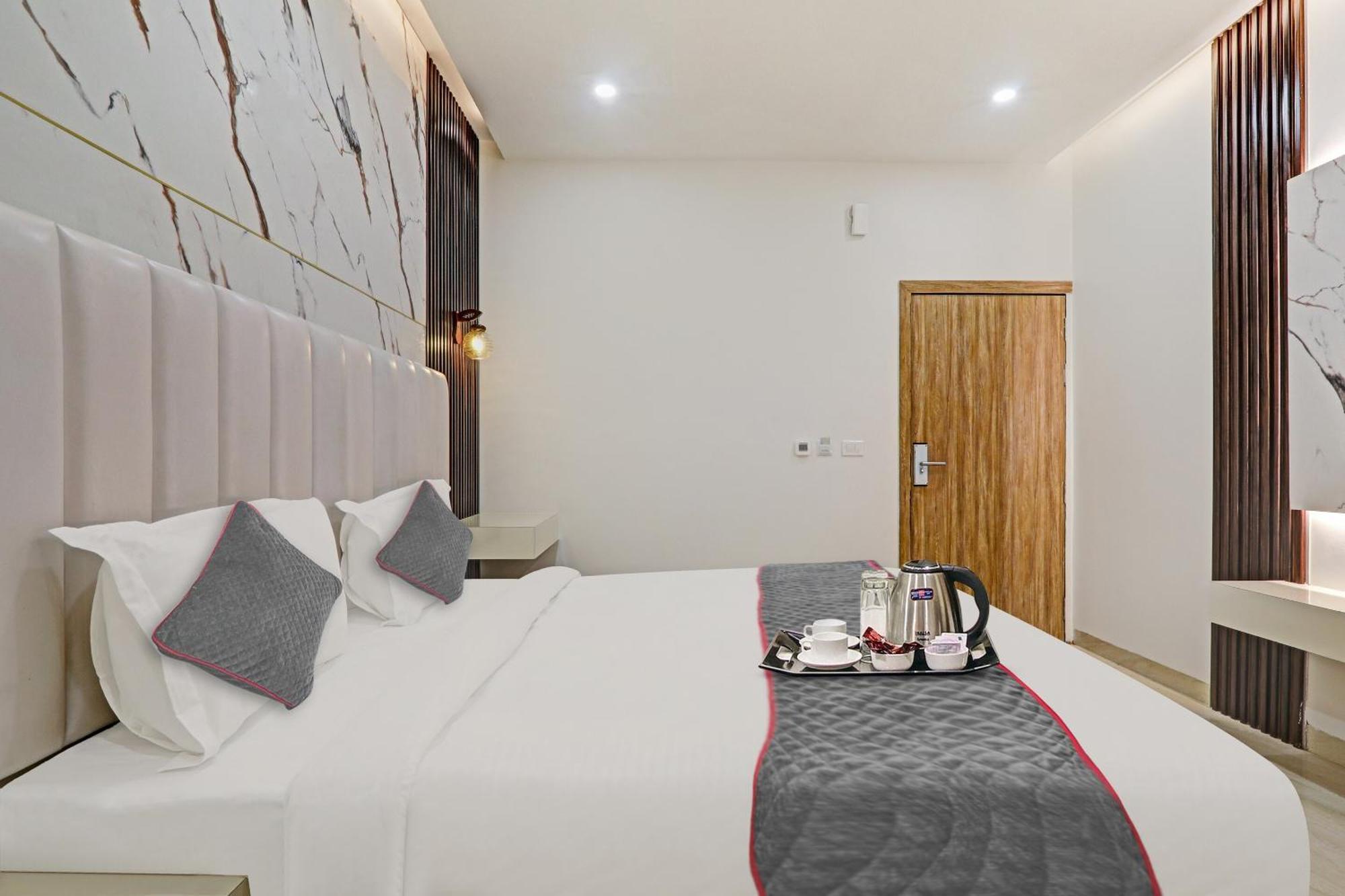 Super Townhouse Hotel Impact Chinhat Bagian luar foto