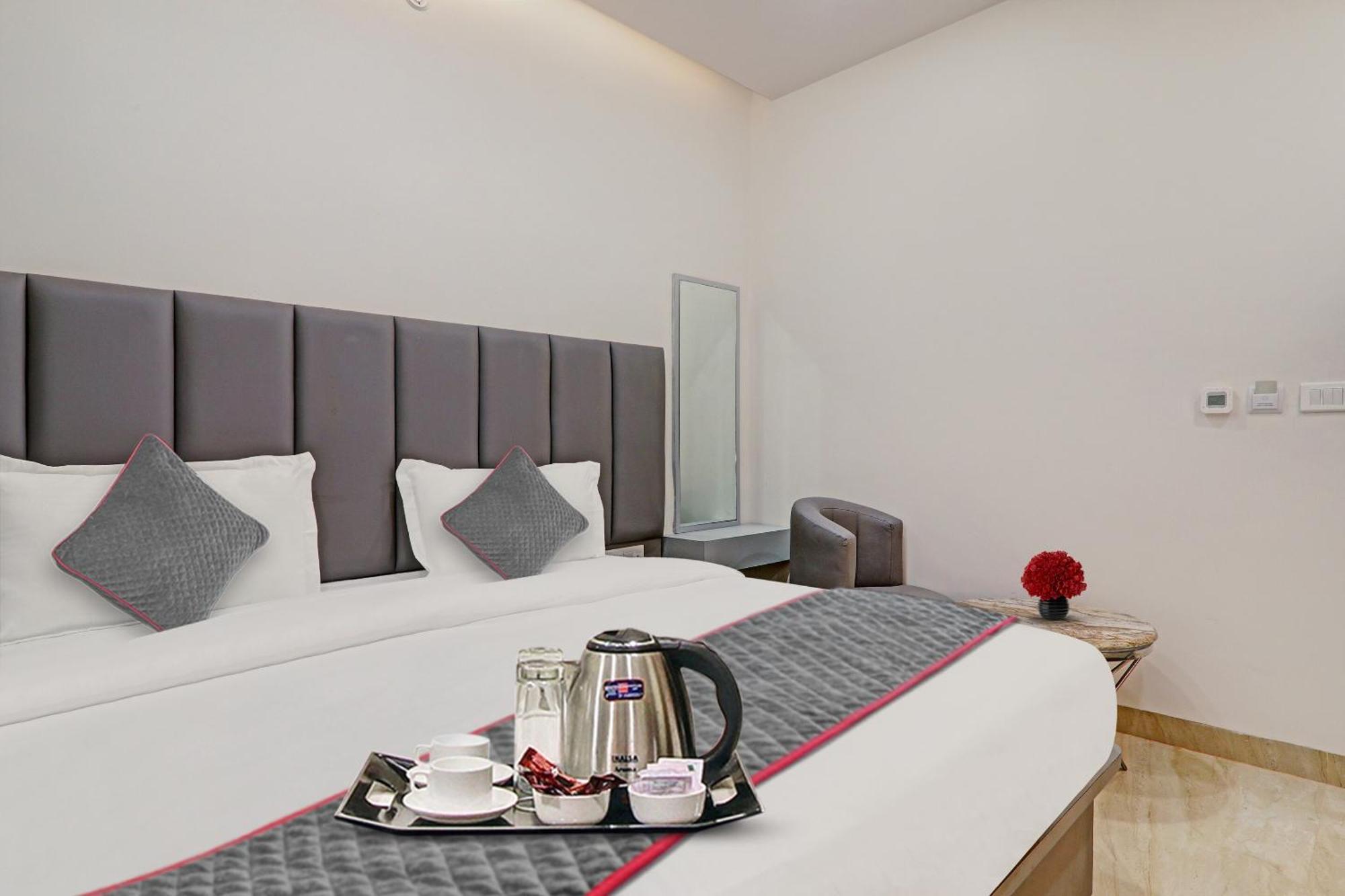 Super Townhouse Hotel Impact Chinhat Bagian luar foto