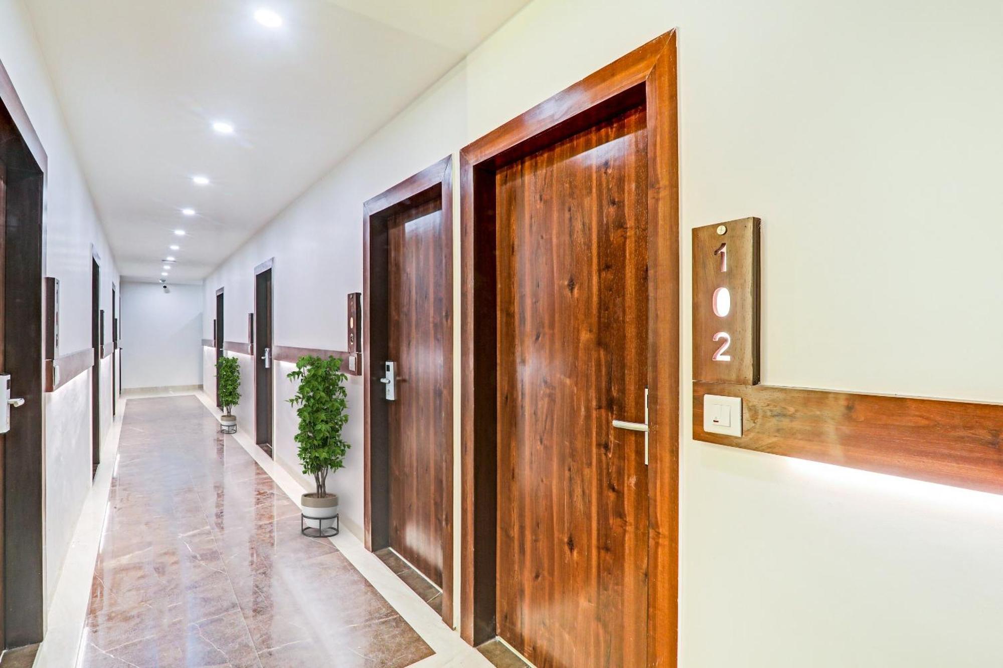 Super Townhouse Hotel Impact Chinhat Bagian luar foto
