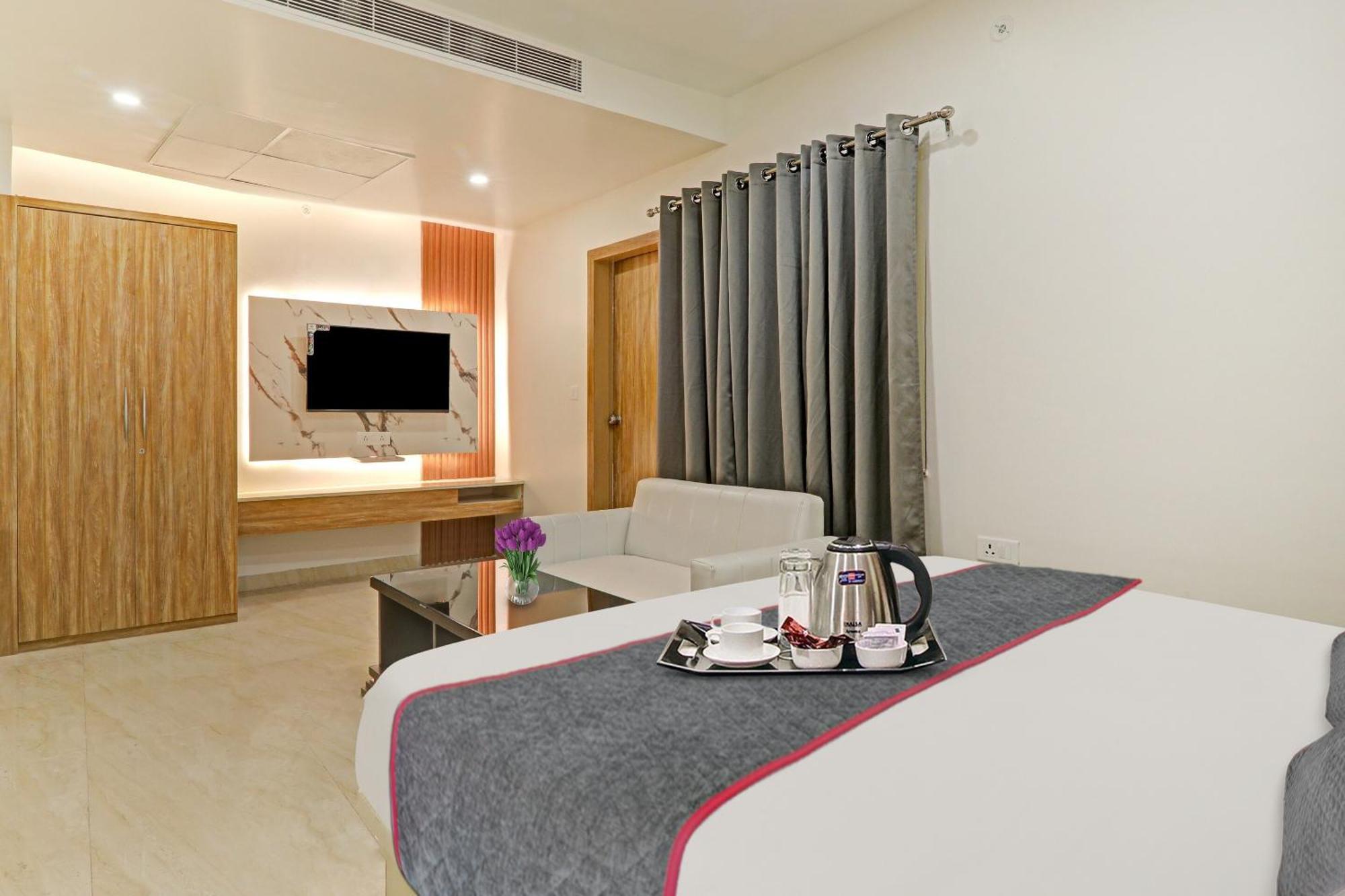 Super Townhouse Hotel Impact Chinhat Bagian luar foto