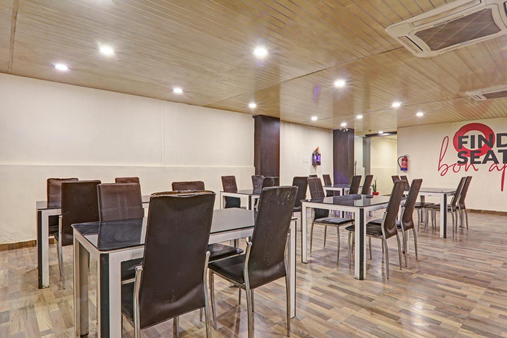Super Townhouse Hotel Impact Chinhat Bagian luar foto